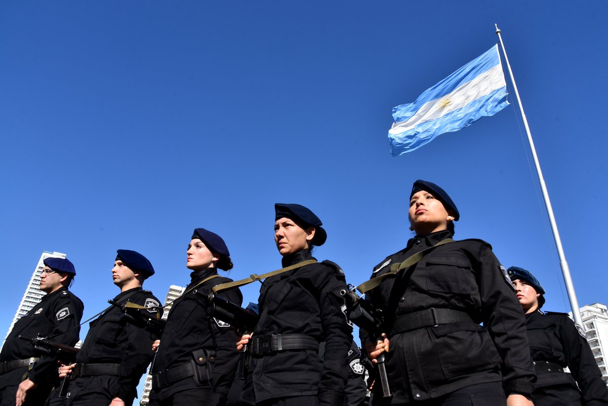 Queremos una Policía firme y de mano dura, dentro del marco de la ley y la Constitución. Estamos convencidos de que nuestra fuerza policial está recuperando el honor y el orgullo de la institución.

Estamos invirtiendo en la seguridad de #Rosario con la instalación de 5.000