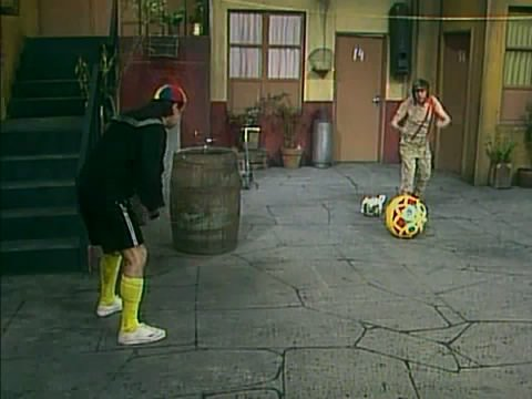 ForumChaves's tweet photo. Luis Pereira, Ataliba, Barbirotto... Quem são os jogadores que o Chaves e o Quico citam no episódio em que eles jogam futebol?

Segue o fio para conhecer mais sobre eles (bônus: os jogadores citados no original e ainda uma outra versão que também passou no Brasil). https://t.co/clrngBS04i