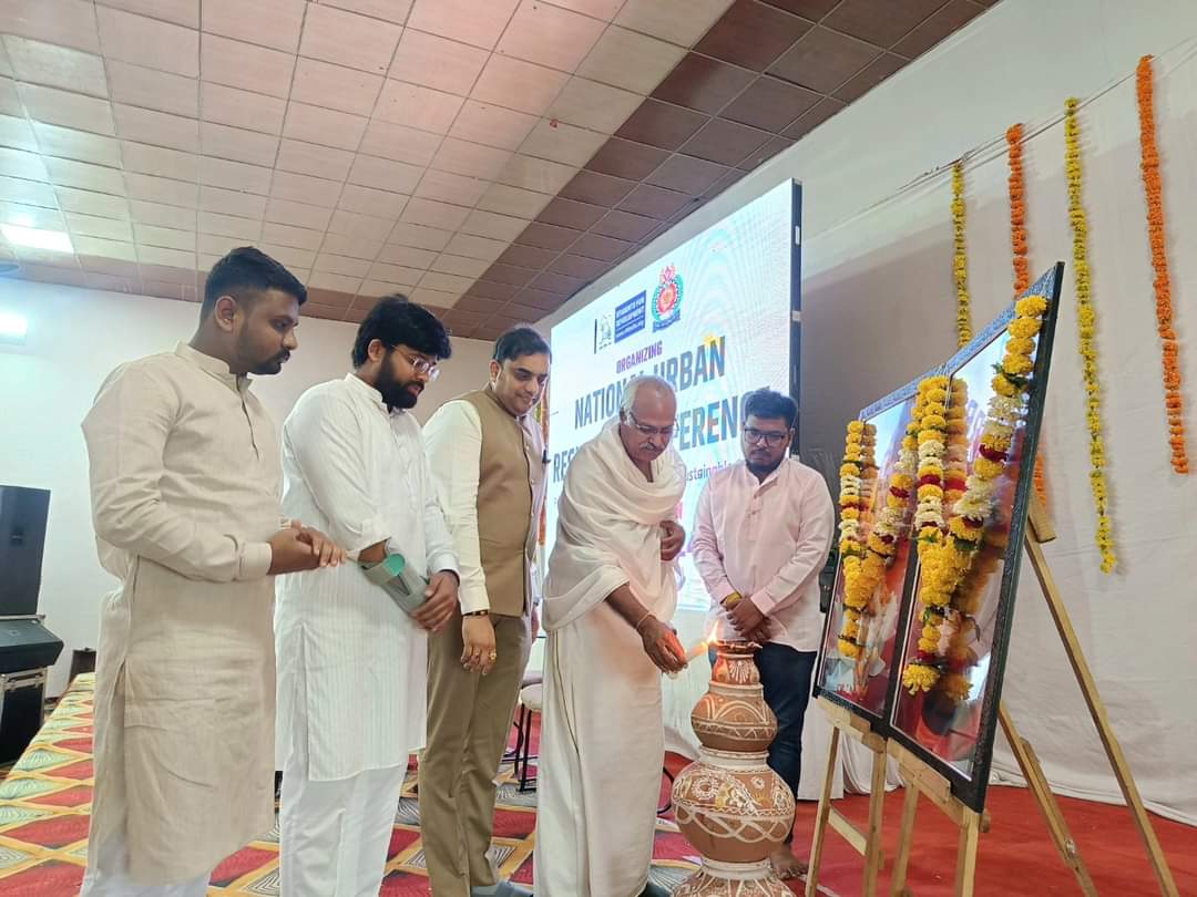 ChetasSukhadia's tweet photo. विकासार्थ विद्यार्थी @SFDIndiaOrg  मध्यक्षेत्र की National Urban Resilience Conf. का आज इंदौर में शुभारंभ शिवगंगा के संस्थापक पद्मश्री महेश शर्मा, मप्र प्लास्टिक वेस्ट मैनेजमेंट के सदस्य श्री सचिन बंसल @ABVPVoice के राष्ट्रीय मंत्री डॉ. वीरेन्द्र सोलंकी एवं SFD रा संयो मयुर झवेरी https://t.co/qVCncwRiBf