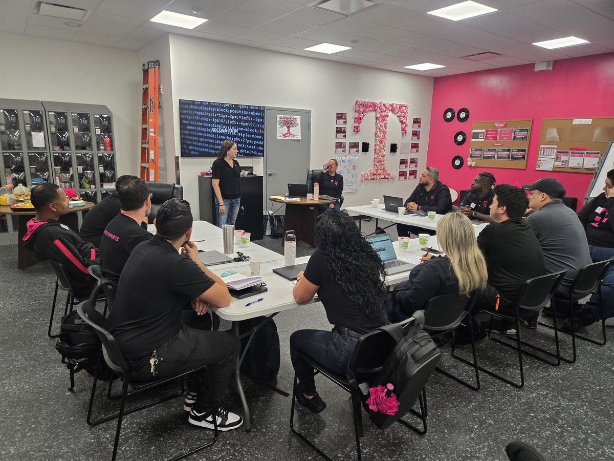 GGuerra305's tweet photo. Great meeting  Ft. Myers  District SM @StacyJCarlson &amp; RSMs. We had MD @pattyc101 in the meeting reinforcing the importance P360. We had a "Train the Trainer" session. Congrats to  ESM @Matt_Tendler &amp; Team at 2SJX  for #1 in P360 for Q2! @JacksonTingley @OJP305 @jorge_alvarez33 https://t.co/y7F6g13bHZ