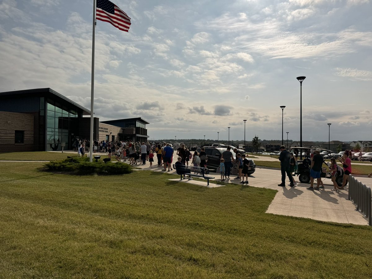 What a BEAUTIFUL night to meet our AP families! ⚓️🐾💙 #WeAreBPS <a href="/Anchor_Pointe/">Anchor Pointe Elementary</a>