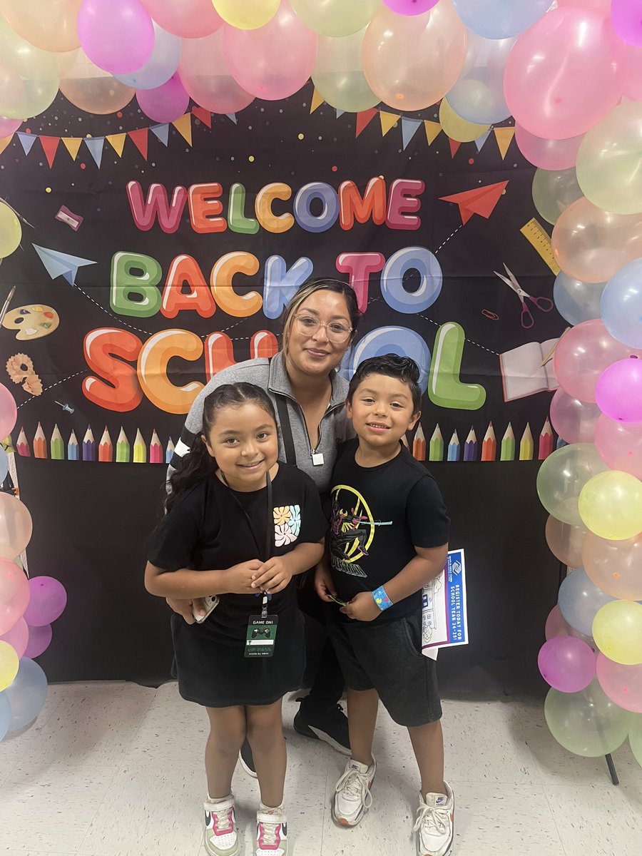 deannamicaletti's tweet photo. Wildcats first day of school! #📚📓@sdu46 https://t.co/3RTNRblVxc