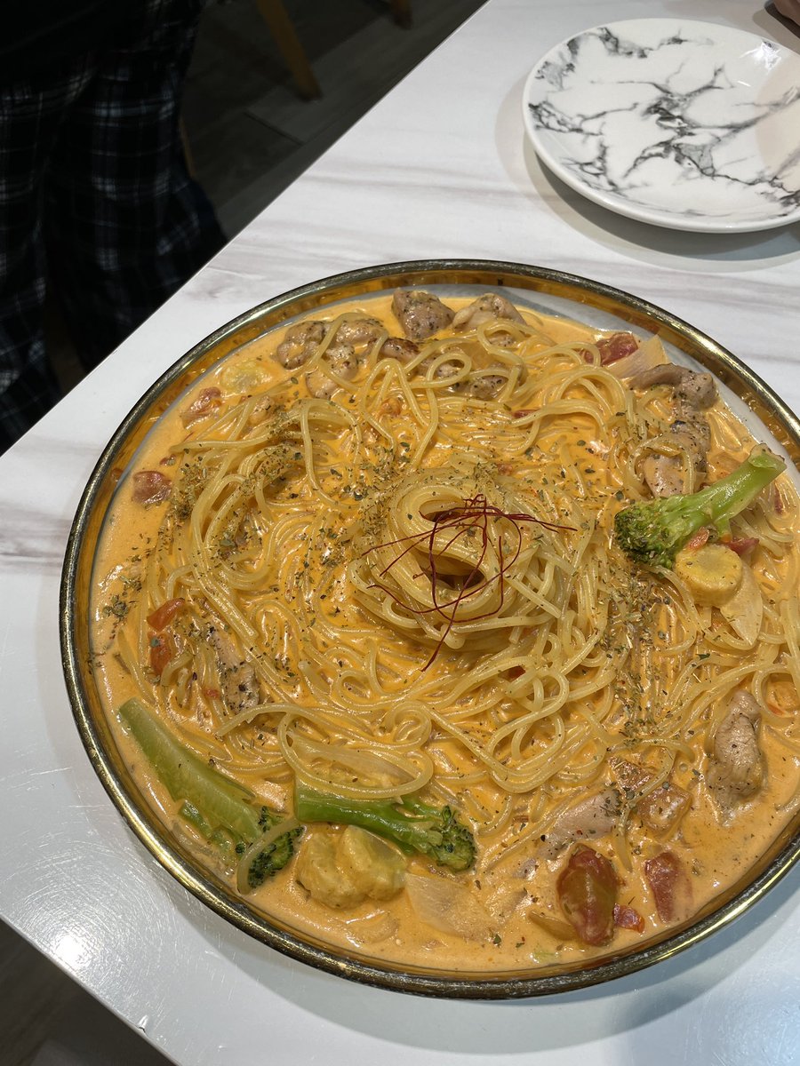 這間還蠻好吃的，份量很大，店內風格又文青，適合肉食系的朋友們喲.