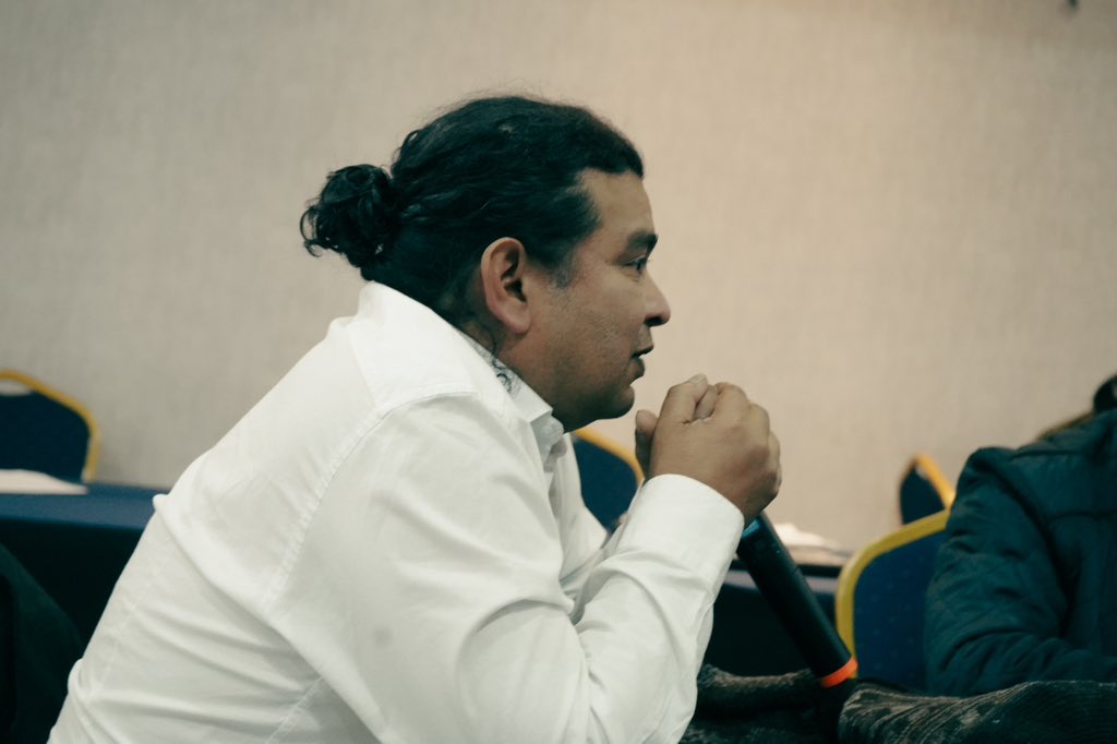 MPCindigena's tweet photo. #InformativoMPC| Continuamos con nuestra jornada de trabajo en la sesión #5 de la Mesa Permanente de Concertación (MPC). Esta noche, contamos con la presencia del Ministro Juan David Correa, Ministro de Culturas, Artes y Saberes.
Su visita tiene como propósito establecer un diálogo político entre gobiernos sobre la modificación de la ley de culturas, una propuesta que no fue consultada ni presentada para los trámites legislativos necesarios, comprometiendo el derecho fundamental de los Pueblos Indígenas a la Consulta Previa Libre e Informada.
🔊 Las autoridades valoran positivamente la disposición del ministro para el diálogo y la búsqueda de soluciones. En este contexto, el Ministro Correa se ha comprometido a radicar la iniciativa legislativa ante la Secretaría Técnica Indígena de la MPC, asegurando así que las decisiones tomadas por las autoridades indígenas garanticen la participación e incidencia de los Pueblos Indígenas.
📈 Además, en la agenda del día se incluyó un diálogo con la Directora de la Agencia de Desarrollo Rural para dar seguimiento a los acuerdos previos. La Agencia se comprometió a realizar las adecuaciones institucionales necesarias para cumplir con la normatividad vigente y asegurar la contratación directa con los pueblos y organizaciones indígenas.