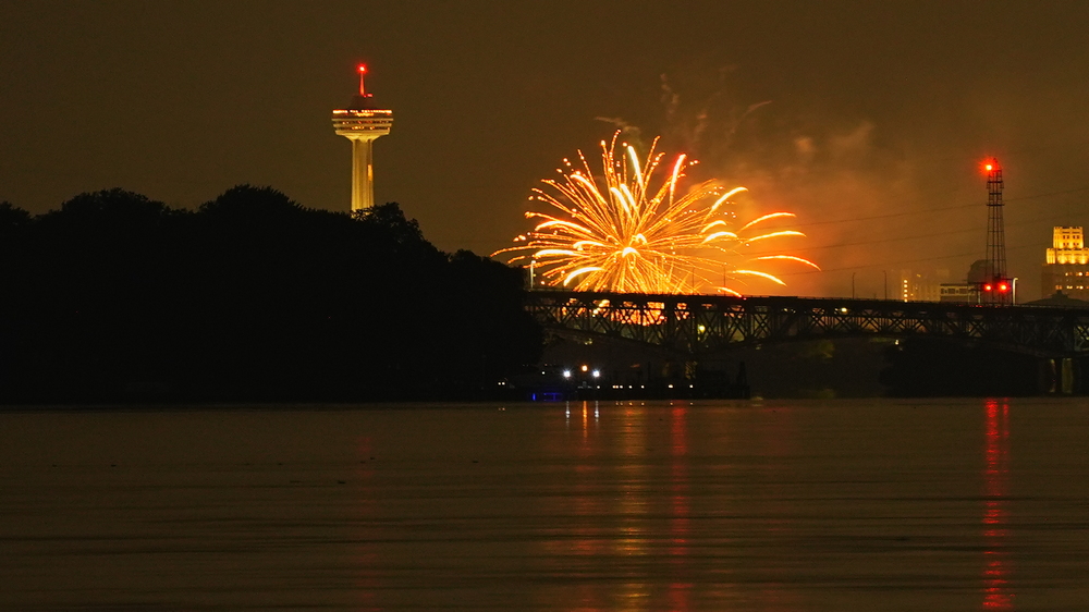 FototakerTony's tweet photo. The infamous summerlong #fireworks over the #waterfalls of #theNiagaraFalls! We are quite a few miles away but not too shabby using #digitalZoom on a @Sony #a7cii #destinationNiagara @NiagaraFalls @Canada #fuegos @SkylonTower @CanadaNY @TourismNiagara https://t.co/zqotjydFzS