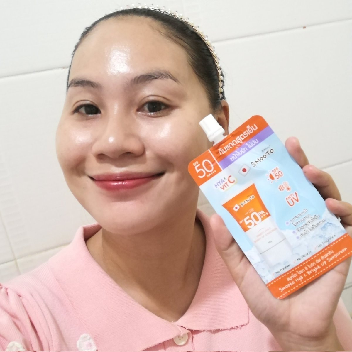 LoogtarnK02's tweet photo. วันนี้ทากันแดด Smooto​ Hya C ��ูตรเย็นผิว ซองนี้เลย มี SPF50PA+++และ HYA กับ Vit C ช่วยบำรุงผิวด้วย เนื้อบางเบา สบายผิว กันน้ำ ผิวดูกระจ่างใสขึ้น เป็นกันแดดที่ซองใหญ่ ใช้ดี ทาได้ทั้งหน้าและตัว
#smootoรีวิวจริงใจรับรางวัลจริงจัง
#ครีมซองใช้ดีต้องสมูทโตะ
#SmootoHyaCBrightUpSunscreen https://t.co/bUQAeIr13W