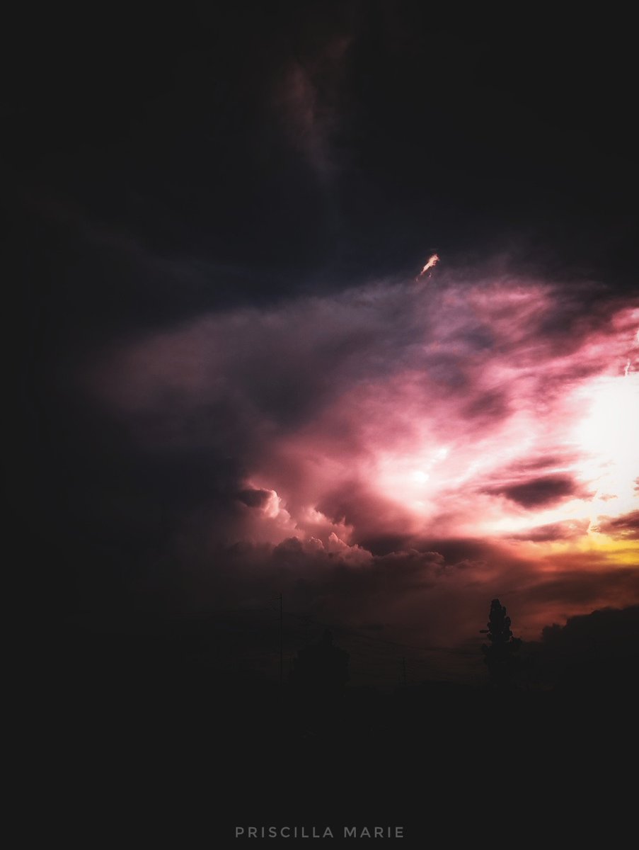 SkillarPillar's tweet photo. I see the world has folded in your heart, I feel the waves crash down inside,
And they pull me under.

#sunsetphotography #Arizona #storm #clouds #nature #august https://t.co/He163ndFX5