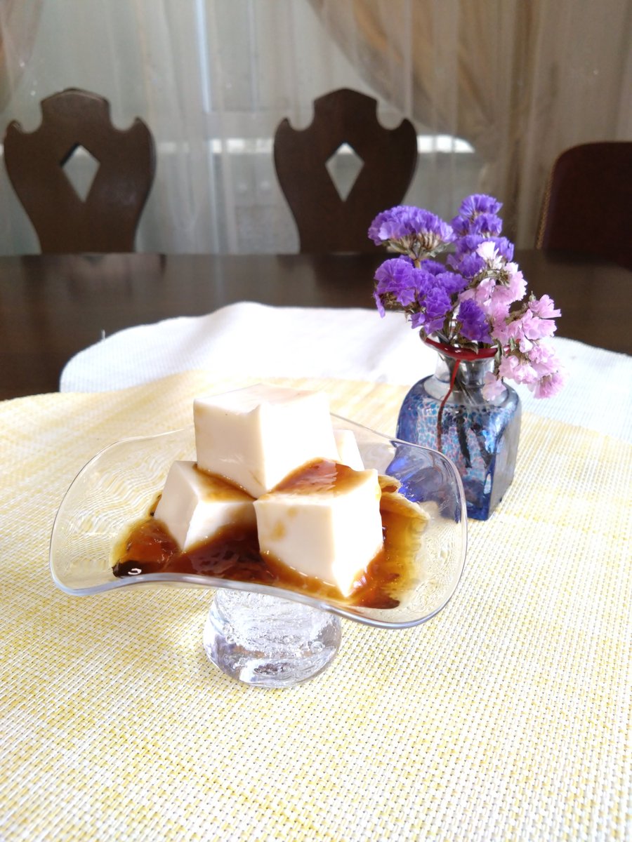 立秋を過ぎたというのに
秋はまだまだ遠いですね

牛乳寒天を作り
ドリップ珈琲をジュレにし
とろりかけて
カフェじゅれラテです

残暑厳しき折から
御身おいといくださいますように

京都　ギャラリー&amp;カフェ
オンラインショップサイトは
年中無休です

#京都　#うつわ好き
#企業公式相互フォロー