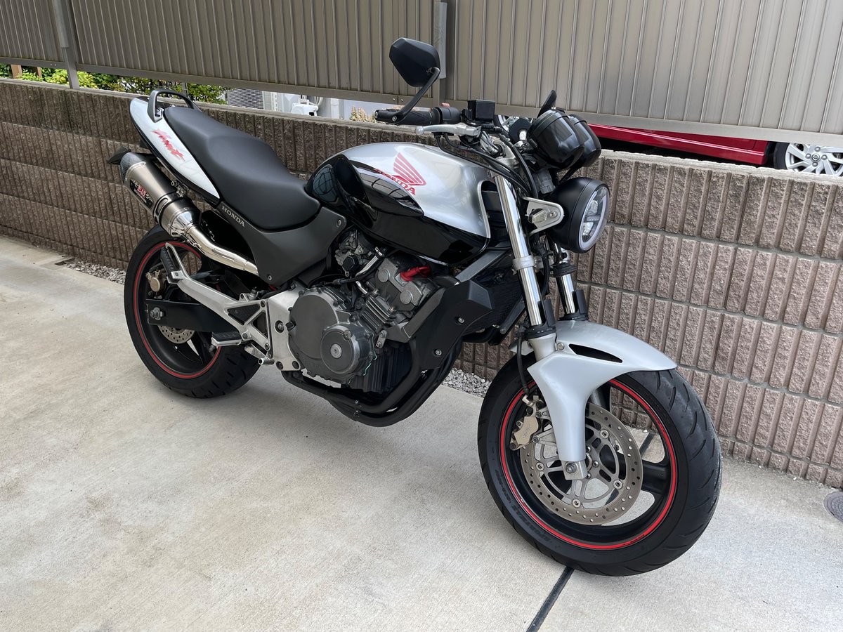 オイル交換のために久々にカウル外したらエキパイ錆サビだったので耐黒でタッチアップ🫤