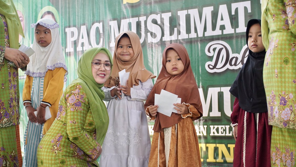 Sahabatningema's tweet photo. Ning @emaumiyyatulch menggelar pengajian rutin selasa pahing PAC Muslimat NU Jombang Kota dalam rangka harlah Muslimat NU ke-78 tahun. (13/8/24).

#emaumiyyatulchusnah #ningema #muslimatNU #MuslimatNUJombang #nahdlatululama #harlahmuslimatnu78 #sahabatningema https://t.co/alq0IOBzXs