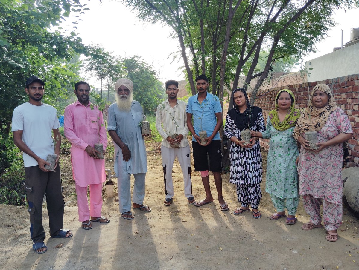 son_of_msg07's tweet photo. Plant trees &amp; Save earth ❤️❤️

Dera Sacha Sauda volunteers are celebrating #MSGBhandara by planting trees Saint Dr MSG taken a big initiative #MegaTree PlantationDrive on 14th august lakh of DSS volunteers will plant trees and save environment. Saint Dr. Ram Rahim MSG https://t.co/V4VtQR3SFn