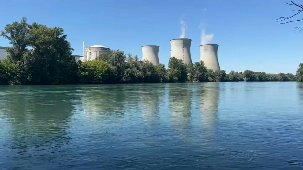 BFMTV's tweet photo. EDF réduit la production de plusieurs réacteurs en raison des fortes chaleurs
https://t.co/d2WpgYeuSd https://t.co/d7doqQg70l