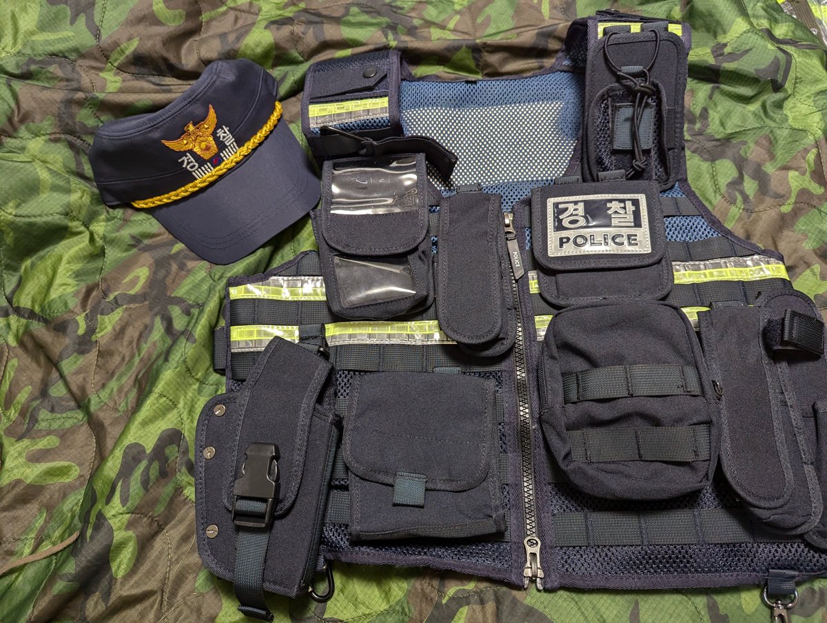 holidaystar11's tweet photo. 경찰 조끼

韓國警察背心
Korean police vest
韓国警察ベスト

#韓国警察 https://t.co/w7raM8n80C