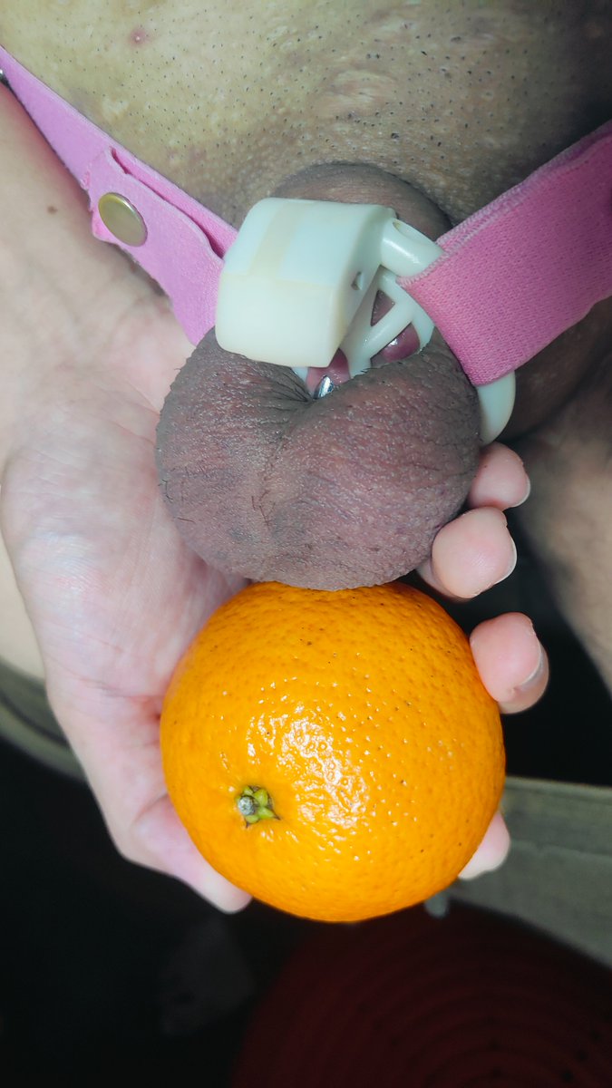 locked_boi97's tweet photo. 来,吃颗橘子🍊,保持维生素C(chastity)
#staylock #贞操锁 #大蛋蛋 https://t.co/FxI8QlC9op