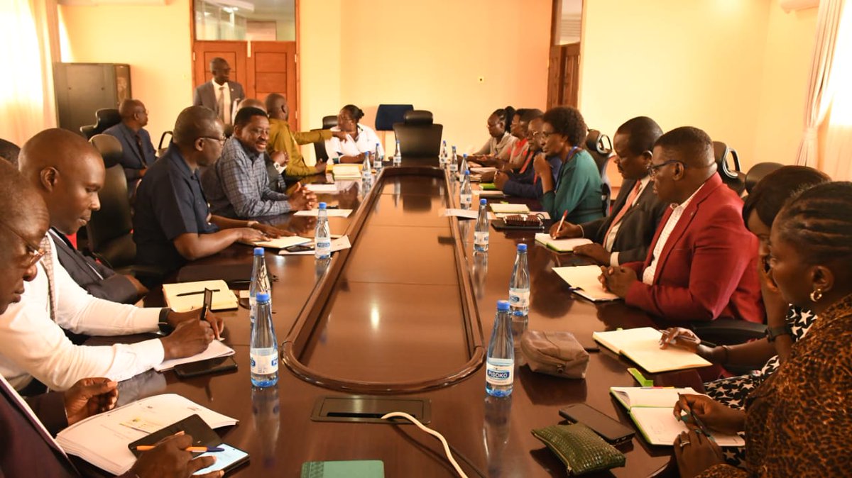 Jooustonline's tweet photo. The Vice Chancellor, Prof. Emily Achieng' Akuno, today paid a courtesy call to H.E James Orengo, the Governor Siaya County. The meeting revolved around areas of collaboration between JOOUST and the County Government of Siaya.
#Jooustonline #Oasisofknowledge https://t.co/kTxfHhWXzw