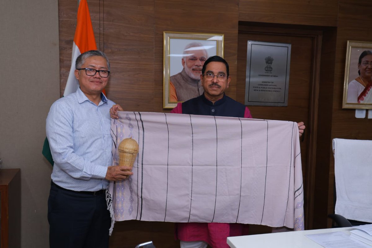 CMOMizoram's tweet image. Pu Jonathan Lalremruata, OSD to CM chuan nimin khan Pu Pralhad Joshi, Union Minister of Ministry of New &amp;amp; Renewable Energy, (MNRE) Consumer Affairs, etc a hmu a. Mizorama Small Hydel Project din tura ngenna te, Mizoramin buhfai a mamawh belh thu te a thlen.