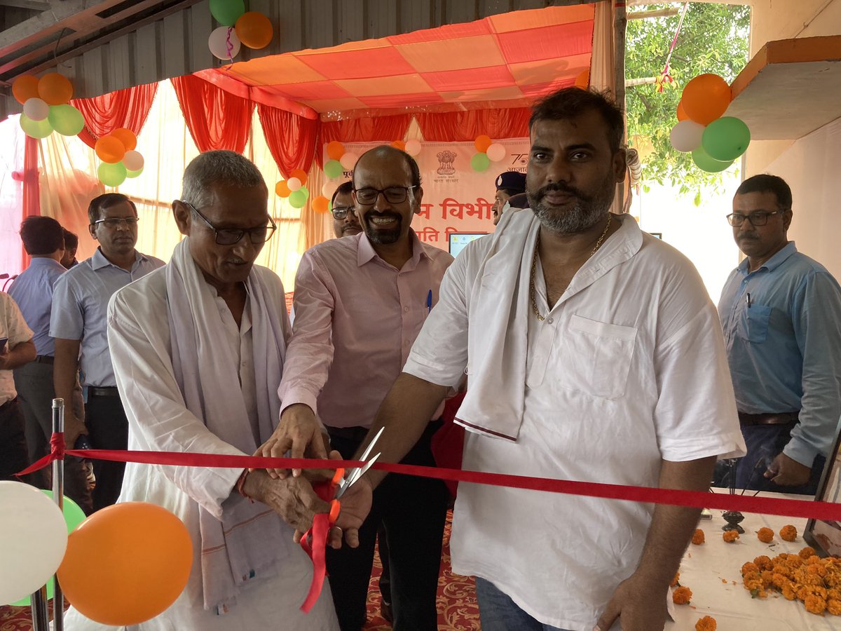 drm_sonpur's tweet image. #PartitionHorrorsRemembranceDay के अवसर पर स्वतंत्रता सेनानी स्व.तिलापत सिंह जी के पुत्र एवं स्वतंत्रता सेनानी स्व.प्रदीप चौधरी जी के पौत्र ने मंरेप्र श्री विवेक भूषण सूद की उपस्थिति में #KRBP स्टेशन पर देश के विभाजन की विभीषिका को दर्शाती चित्र प्रदर्शनी का शुभारंभ व अवलोकन किया