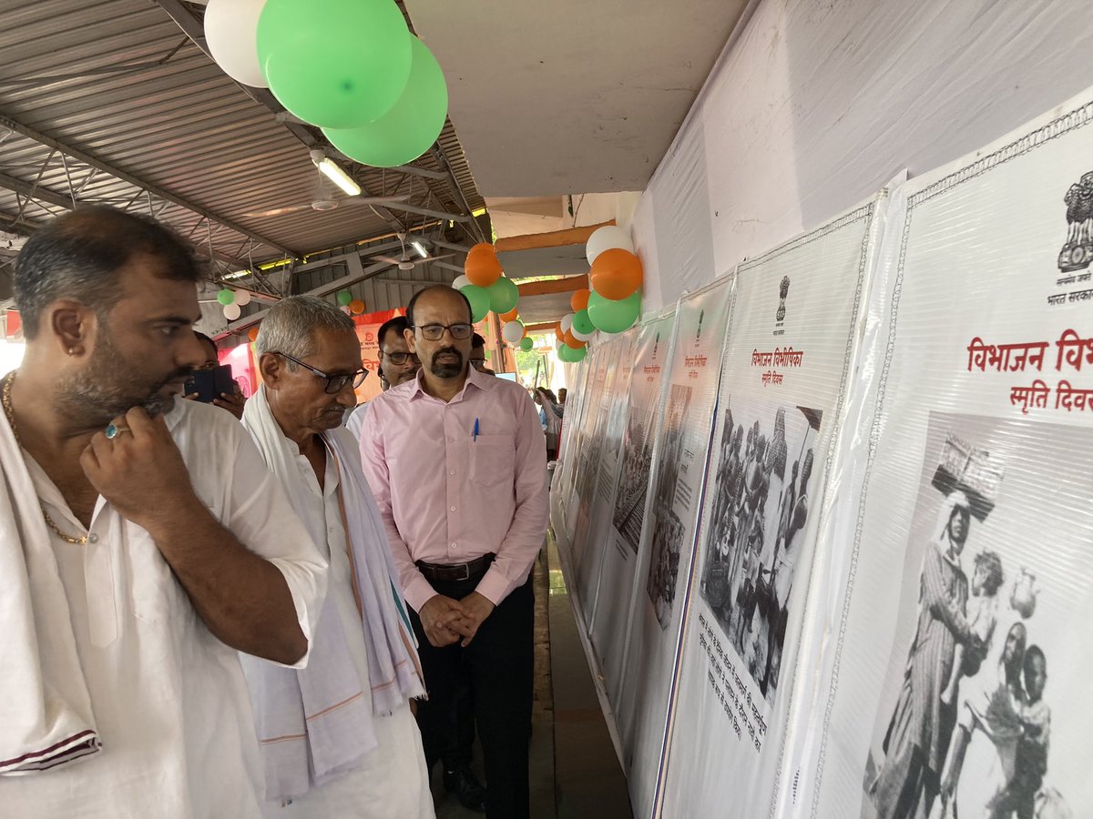 drm_sonpur's tweet image. #PartitionHorrorsRemembranceDay के अवसर पर स्वतंत्रता सेनानी स्व.तिलापत सिंह जी के पुत्र एवं स्वतंत्रता सेनानी स्व.प्रदीप चौधरी जी के पौत्र ने मंरेप्र श्री विवेक भूषण सूद की उपस्थिति में #KRBP स्टेशन पर देश के विभाजन की विभीषिका को दर्शाती चित्र प्रदर्शनी का शुभारंभ व अवलोकन किया