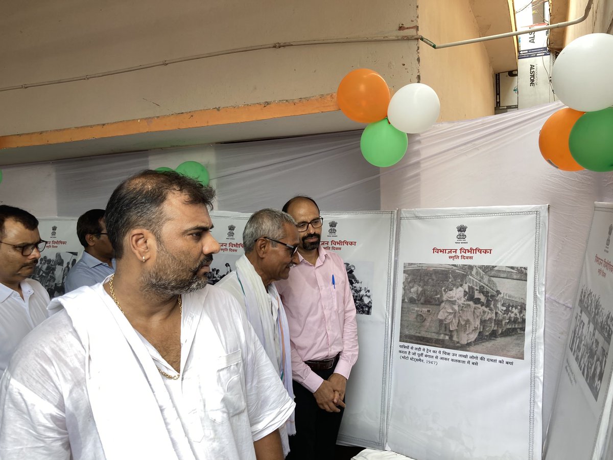 drm_sonpur's tweet image. #PartitionHorrorsRemembranceDay के अवसर पर स्वतंत्रता सेनानी स्व.तिलापत सिंह जी के पुत्र एवं स्वतंत्रता सेनानी स्व.प्रदीप चौधरी जी के पौत्र ने मंरेप्र श्री विवेक भूषण सूद की उपस्थिति में #KRBP स्टेशन पर देश के विभाजन की विभीषिका को दर्शाती चित्र प्रदर्शनी का शुभारंभ व अवलोकन किया