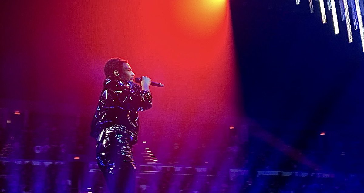 NeekFilms's tweet photo. lighting goes crazy @donaldglover. unforgettable night in okc. 🙌 tobias rylander. #thenewworldtour https://t.co/l2PEpYn4eQ