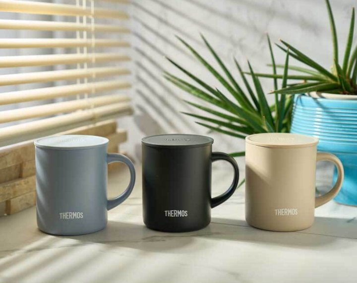 Mug selalu jadi andalan buat kado. Fungsinya yang sudah pasti bisa dipakai banyak orang. Kalau mau yang beda bisa cari yang panas dingin. Apalagi kalau di custom dengan tulisan atau gambar yang lebih ekspresif seperti gambar di bawah ini, guys. #mug #hadiah #kado