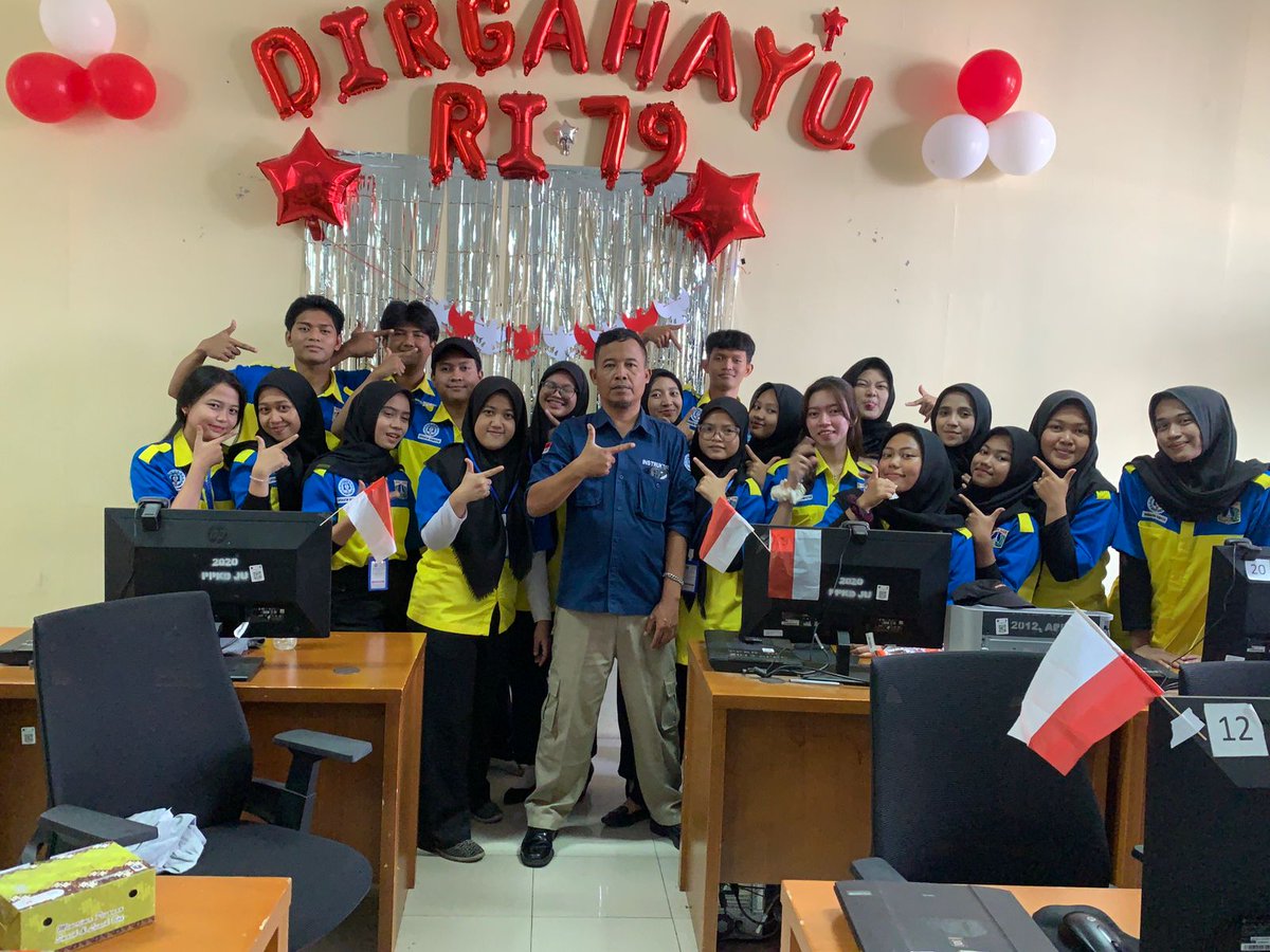 manusiakawaii16's tweet photo. halo gais jadi aku disni mau nunjukin teman teman ku di ppkd jakarta utara, jadi kemarin aku dan teman temanku habis menghias kelas operator komputer karena kita akan memperingati hari kemerdekaan Indonesia. jadi kita menghias kelas dehh.

#salamkompeten
#operatorkomputer
#ppkdju https://t.co/bdDtkAVbJQ