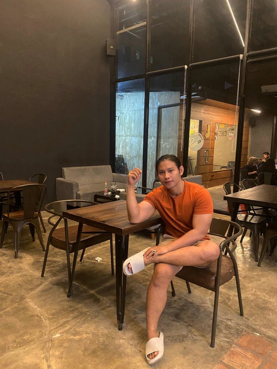 ujung2570's tweet photo. Cafe 🥤🥤🍌 https://t.co/nw341aObME