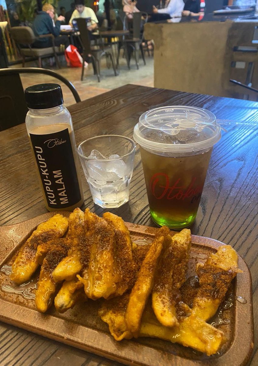 ujung2570's tweet photo. Cafe 🥤🥤🍌 https://t.co/nw341aObME