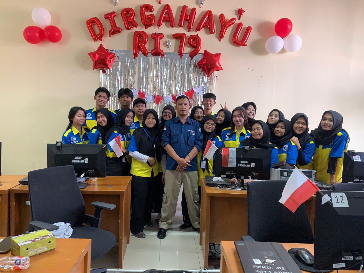 manusiakawaii16's tweet photo. halo gais jadi aku disni mau nunjukin teman teman ku di ppkd jakarta utara, jadi kemarin aku dan teman temanku habis menghias kelas operator komputer karena kita akan memperingati hari kemerdekaan Indonesia. jadi kita menghias kelas dehh.

#salamkompeten
#operatorkomputer
#ppkdju https://t.co/bdDtkAVbJQ