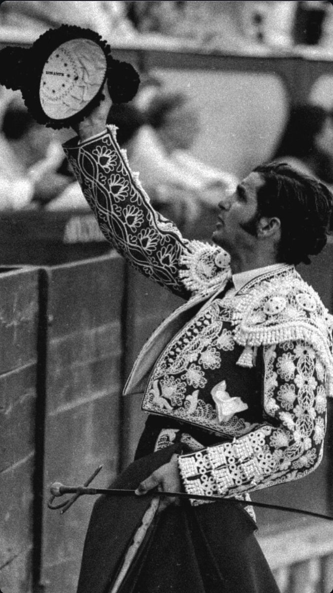el_morantista's tweet photo. Quizás sea él el último eslabón del toreo. Será porque es el único que desprende un aura diferente. Un revolucionario en una sociedad insípida basada en la mediocridad y modas fugaces. Apuesta por el arte y la personalidad. Así es el duende de José Antonio Morante. Todo en sepia. https://t.co/ebOzitN0XN
