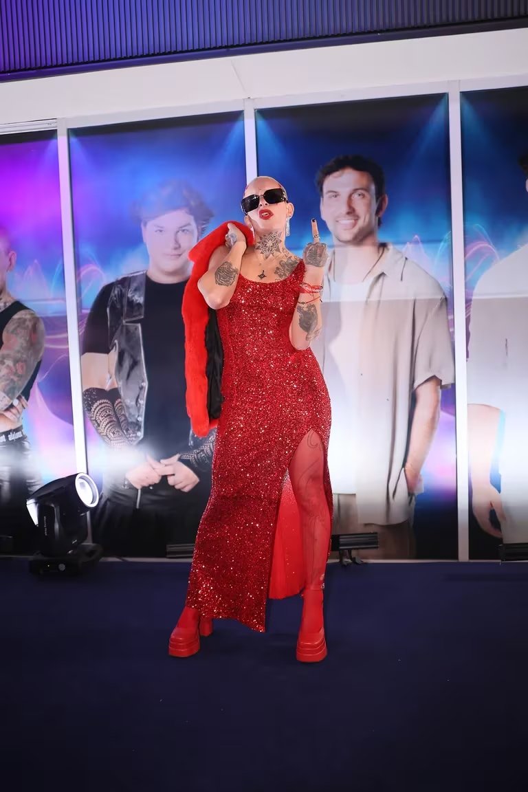 FURIOSOS

-Cien  Comentarios 
-Cincuenta RT

FURIA EN EL MARTIN FIERRO