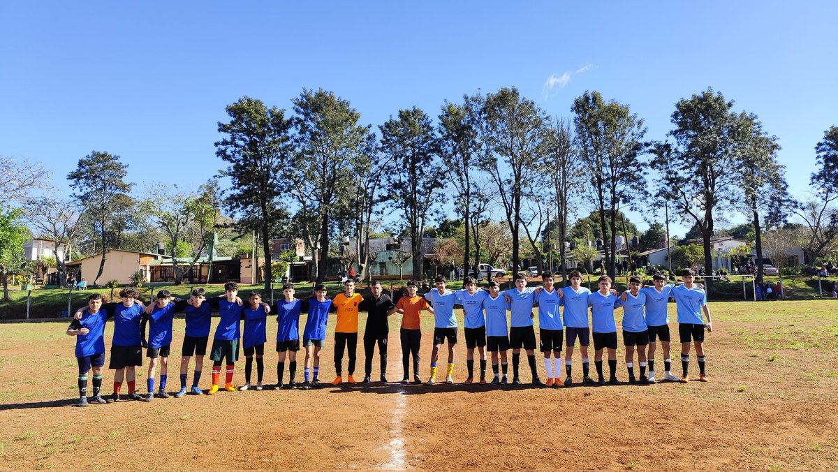 🌞Día increíble para vivir el fútbol escolar en📍San Ignacio! 
Los equipos sub 16, tanto femeninos como masculinos, dejaron todo en la cancha. 💪
 ⚽️ Participaron la Escuela Normal N°5, EPET N°12, BOP 100 y el Instituto Leonardo DaVinci, mostrando un verdadero espíritu deportivo