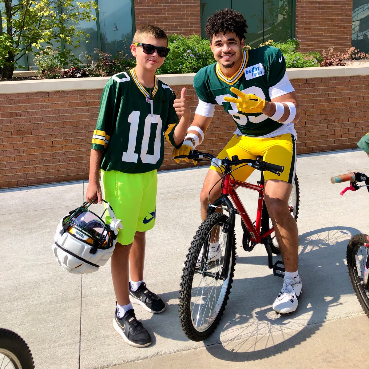 CoachHockett's tweet image. Called #DREAMDRIVE 🚲 for a reason

HUGE Thanks 🙏 to @evan_williams32 for taking some time with us today‼️

The only thing better than his game 🏈 Saturday &amp;amp; the @packers camp he’s having is the humility &amp;amp; class he had with the Hockett family earlier this morning 💛💚 #GoPackGo
