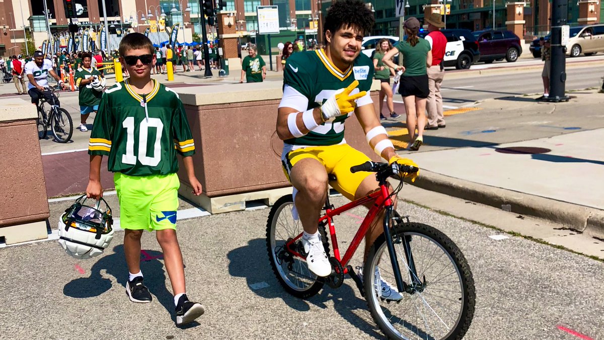 CoachHockett's tweet image. Called #DREAMDRIVE 🚲 for a reason

HUGE Thanks 🙏 to @evan_williams32 for taking some time with us today‼️

The only thing better than his game 🏈 Saturday &amp;amp; the @packers camp he’s having is the humility &amp;amp; class he had with the Hockett family earlier this morning 💛💚 #GoPackGo