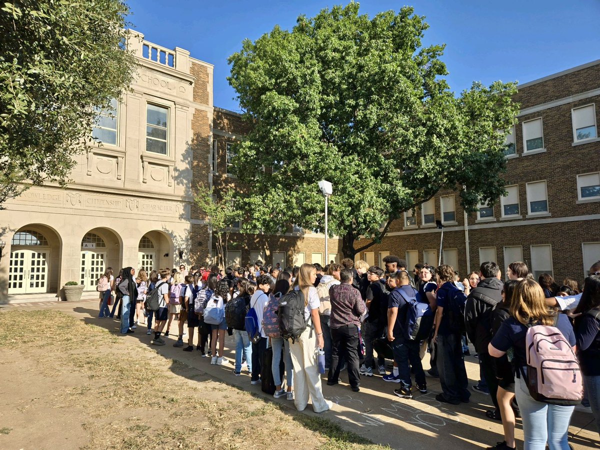 StriplingFWISD's tweet photo. What a great first day!!! We are so happy to have our Hornets back home with us at Stripling. #FWISDFirstDay @MASerrano20 https://t.co/ol2NmZcZLR
