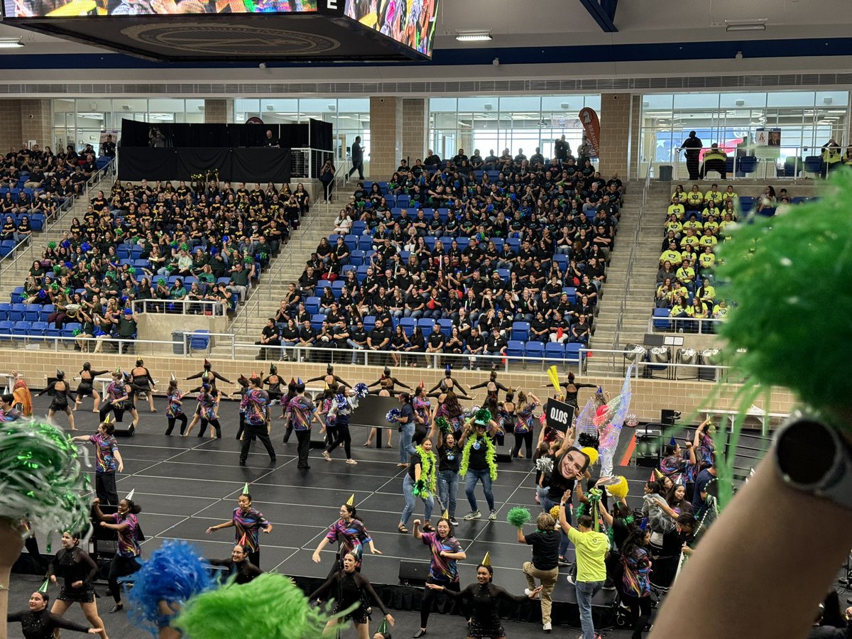 __MrsLeon's tweet photo. Late post but Convocation was so great! I’m so happy to be kicking off my 3rd year at @NISDMcDermott ! We truly are the place to be. ✨💚 https://t.co/gKUoo9pht0