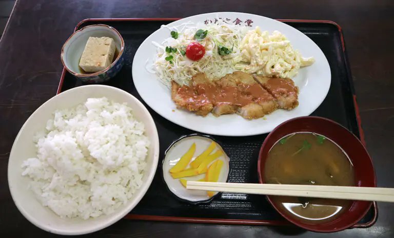 Fukuoka_leapup's tweet photo. 🆕創業は大正9年！美野島の老舗「かどや食堂」で、期間限定1本50円の「アイスキャンディー」を楽しむ【福岡市博多区】

「かどや食堂」はその名の通りの角地にあり和風の佇まいが特徴。

アイスキャンディーは、入り口横の小窓から購入するスタイル。なんと全品50円均一😊
https://t.co/NMOZfs02ha https://t.co/YeDJtqyt16