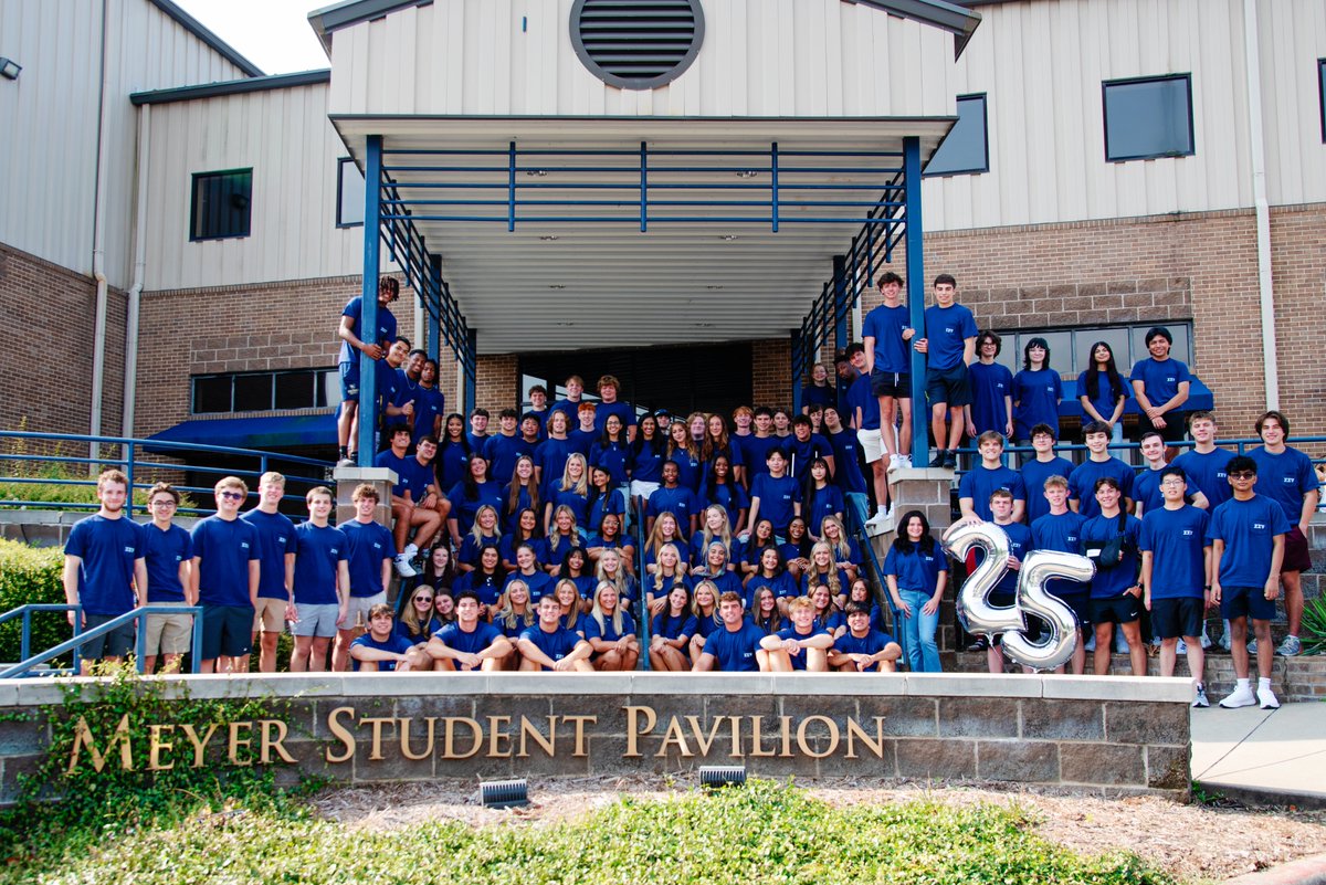 pulaskiacademy's tweet image. Class of 2025 &amp;amp; 2026! 🐻⭐Wishing our juniors and seniors an amazing school year ahead! #PAGrade11 #PAGrade12
