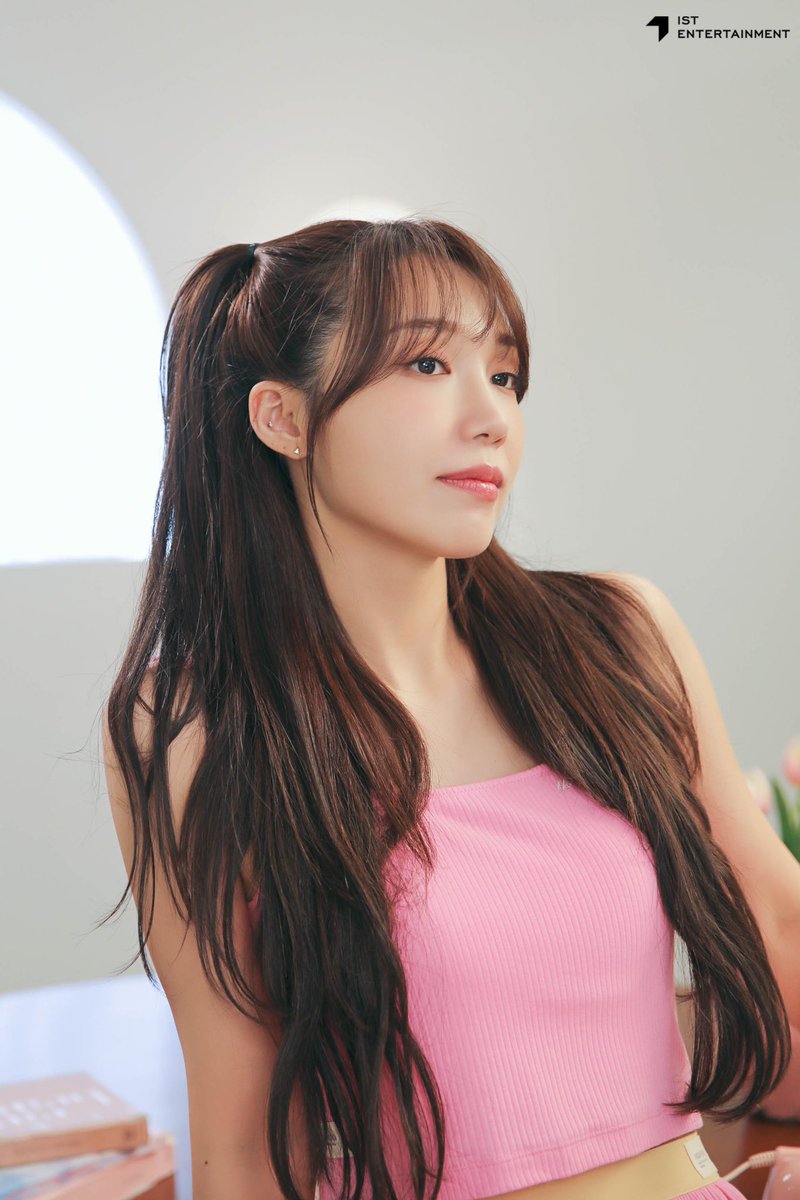 Jeong Eunji is the first soloist of Apink to receive the bronze certificate from the “Hall of MelOn” for managing to accumulate 1 Billion listens