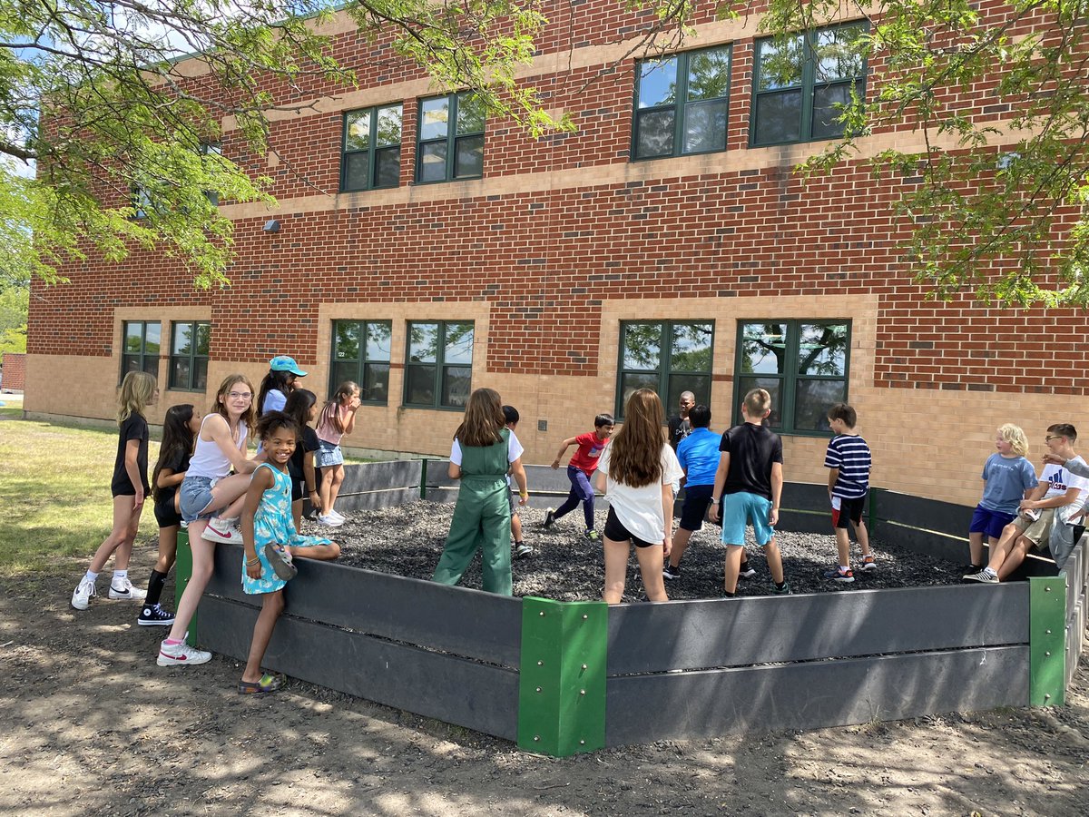 We are so “Happy to SEA you”!!! Welcome back Tigers! <a href="/Jason_Krause5/">Jason Krause</a>  <a href="/sdu46/">School District U-46</a> <a href="/DrBGarfield/">Garfield Elem U-46</a>