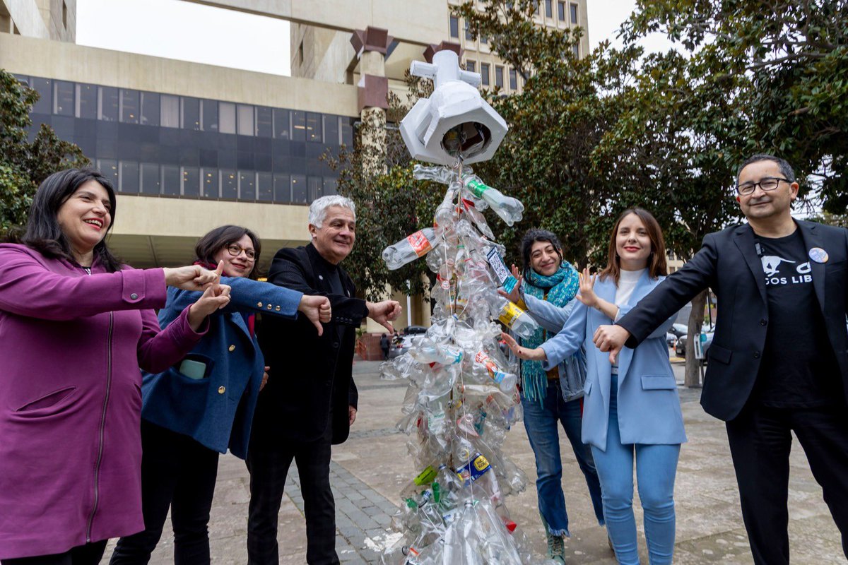 HOY DEBIÓ ENTRAR EN VIGENCIA LEY PUSU, PERO NO PASÓ!!! 
Como #BancadaBasuraCero nos sumamos a 50 comunas del país en protesta pacífica en el frontis del Congreso junto a la Alianza Basura Cero y la Alcaldía Ciudadana de Muni Valpo, en el marco del #ProyectoGrifo2024 de Plastic