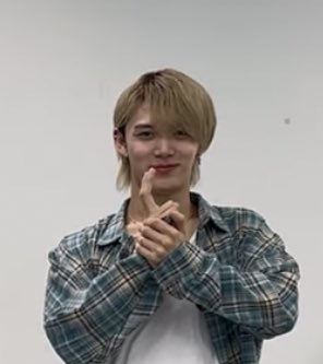sthi7sn's tweet photo. 最後指をぴょこぴょこしている黒ちゃん可愛い
#少年忍者 #NaNaNa #黒田光輝 https://t.co/i2Gwlps9Om