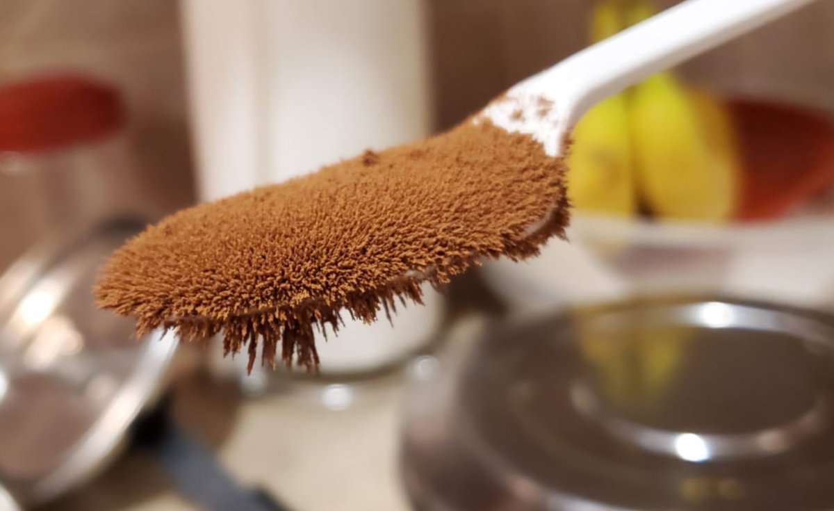 mathypk's tweet photo. @stevenstrogatz vector field!

Fine instant coffee powder on a statically charged plastic spoon. The particles started jumping to the nearby cup. https://t.co/A9CYMTbGdl