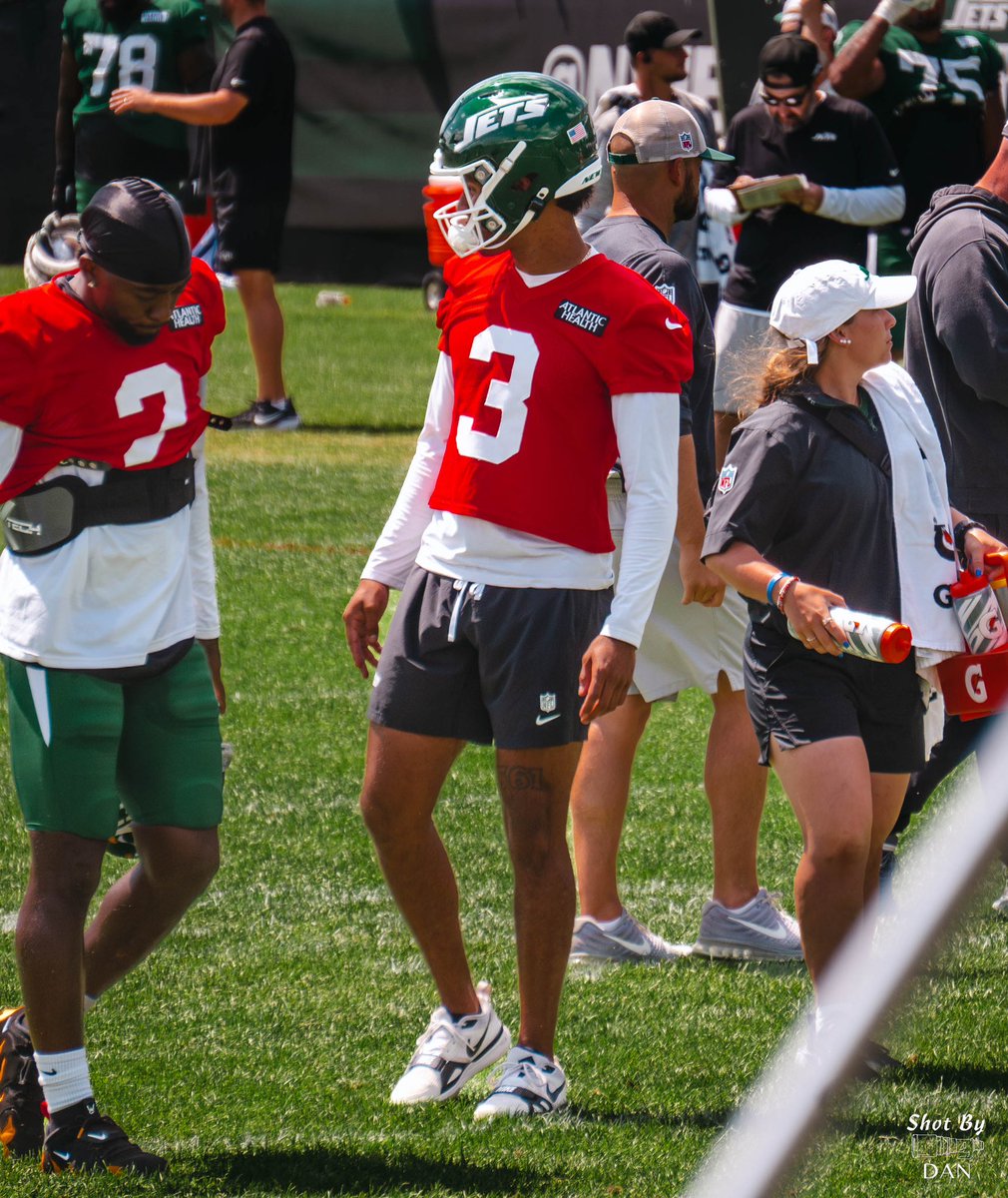 Shotby_Dan's tweet photo. 561 Native and @BenjaminBucsFB alum Jordan Travis spotted at Jets Camp today, Despite being on the PUP list - Travis was seen learning from the veterans during the scrimmages. In his short time with the Jets, Travis has become quite a popular among the fans

@EraPrep @561showcase https://t.co/PSapSIhhy8