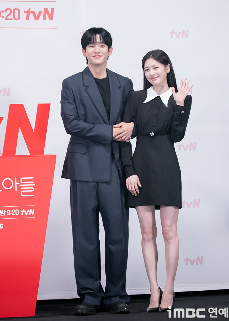 dreamtsongs's tweet photo. haein linking his arm around somin’s heLp

#junghaein #jungsomin #lovenextdoor https://t.co/1ZqlCeSezX
