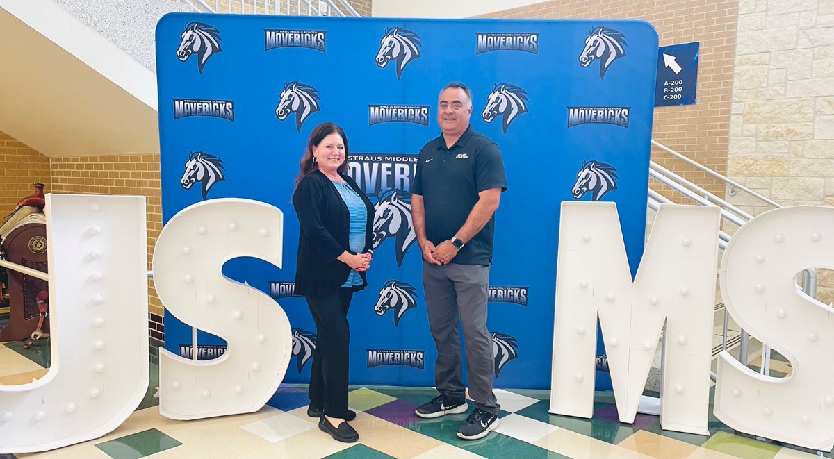 MrsGalvan253's tweet photo. We were so excited to meet our future Mavericks this evening 💙🖤🤍we are looking forward to a MARVELous school year ➕➖✖️➗
#mathrocks
#sixthgradeteam
#theStrausWay
@NISDStraus https://t.co/T9vy4x50b6
