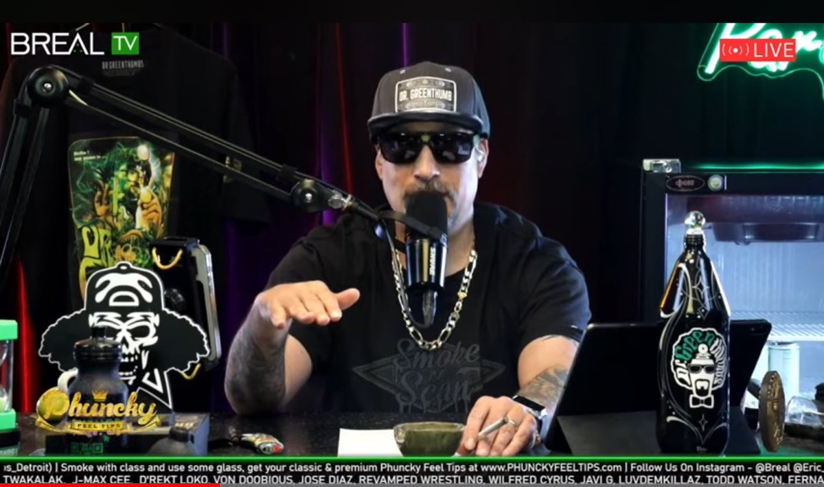 smokenscanent's tweet photo. Thanks to my brother @B_Real for supporting us on SNS by wearing our shirt! Go click like and subscribe to @brealtv on YouTube. #Brealtv #SmokeNScan https://t.co/2PFM8D8RVx