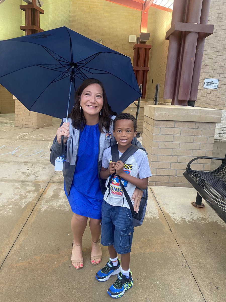 What an exciting morning welcoming the <a href="/ApacheIS512/">ApacheIS SMSD</a> Eagles back to school💙❤️ #AlliNSMSD