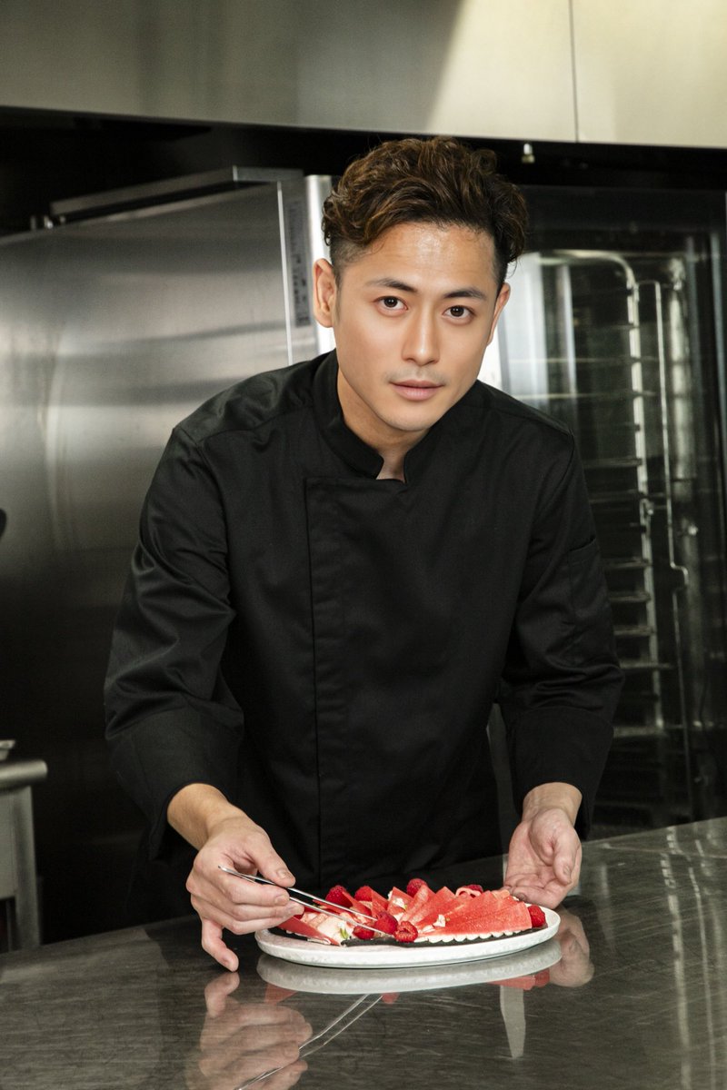 hiltontokyoconc's tweet photo. TAKUMI #chef2
頼りがいのあるリーダー、TAKUMI。
部下や同僚からの信頼も厚く、困った時には必ず助けてくれる心穏やかな性格。
チョコレートデザート作りを得意とする彼がオススメするケーキは扇の形をしたケーキ「レヴァンタイユ」ぜひ食べにきてください❤
https://t.co/MmfzQpIdKK https://t.co/dsOAQUBt3A