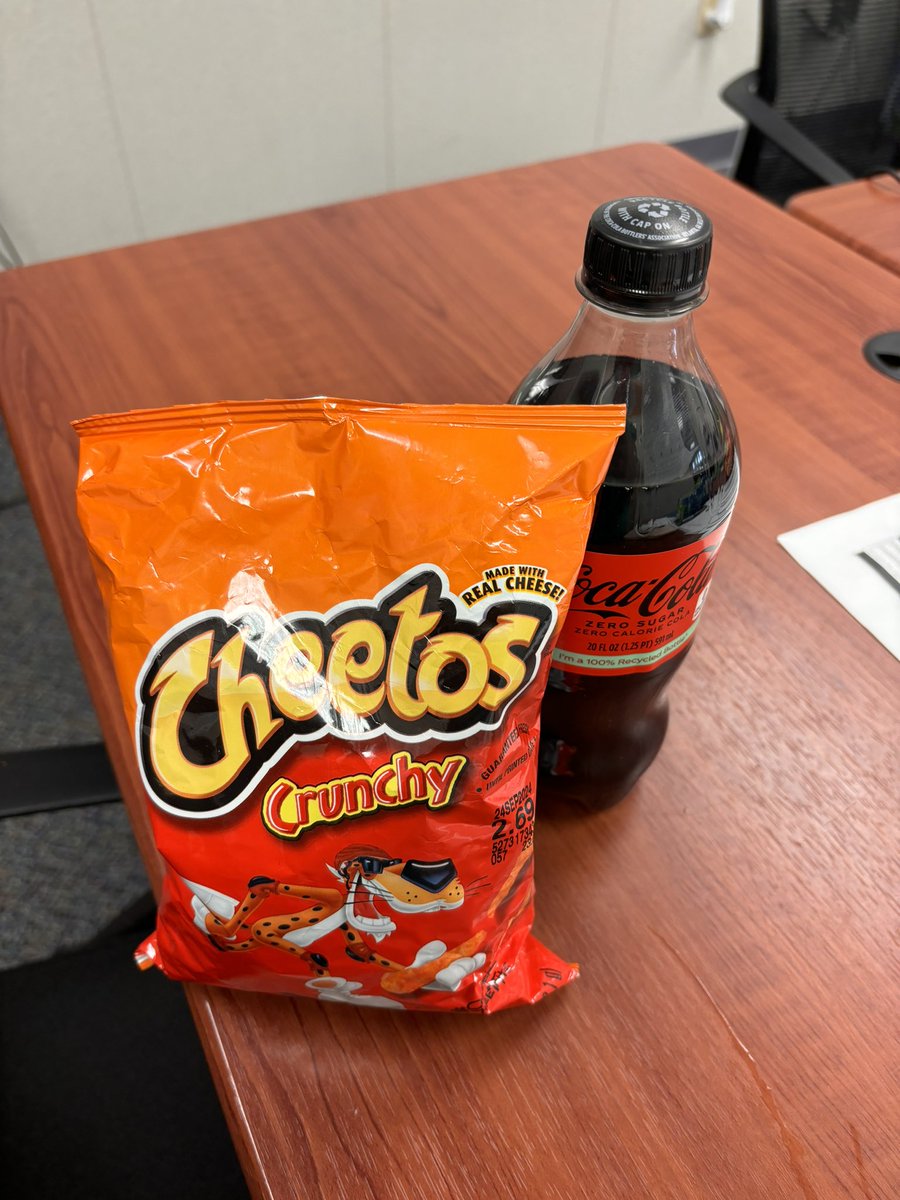 TeriJ_Hampton's tweet photo. Only been with my staff for 9 days, and I guess they have already caught on to my daily breakfast and lunch. May seem small, but it warmed my heart to be thought of randomly. #principalchronicles https://t.co/PMWvVN53tr
